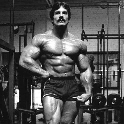 Retrato de Mike Mentzer, culturista y filósofo.
