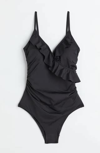 Diseñadora mostrando varios modelos de bikinis y bañadores efecto vientre plano