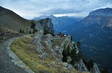 Sendero estrecho y aéreo en la Faja de Pelay con vistas al valle