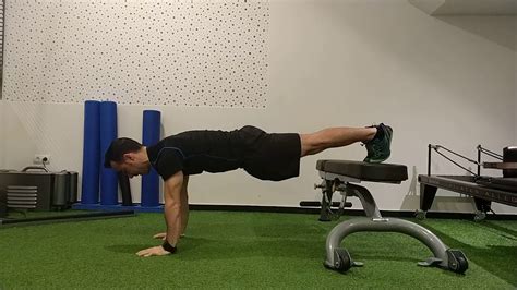 ilustración de la plancha con pies elevados sobre un banco