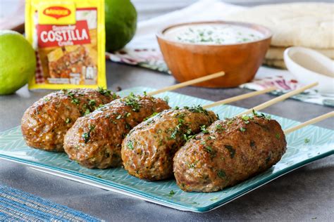 Imagen de varios platos elaborados con carne molida, como tacos, albóndigas y salsa boloñesa.