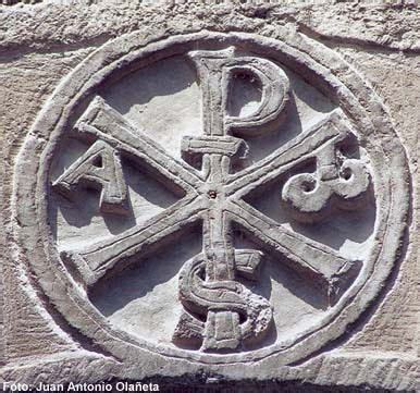 Detalle del símbolo del Crismón, mostrando las letras griegas Chi (X) y Rho (P) entrelazadas.