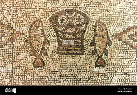 Detalle de un mosaico paleocristiano, mostrando la riqueza de colores y la temática simbólica.