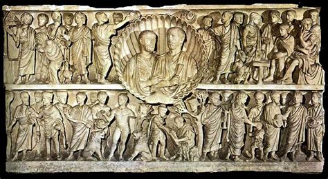 Sarcófago paleocristiano con relieves que narran escenas bíblicas o simbólicas.