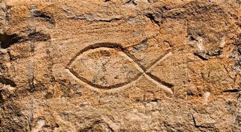 Mosaico o relieve que muestra el símbolo del pez (Ichthys) rodeado de otros elementos cristianos.