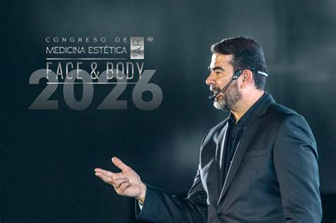 Fotografía del Dr. Serrano Adán en un congreso de medicina estética.