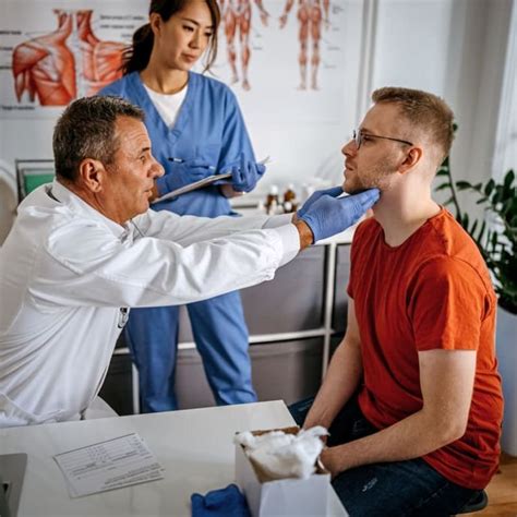 Ilustración esquemática de la consulta preoperatoria para liposucción, mostrando al cirujano evaluando a un paciente.