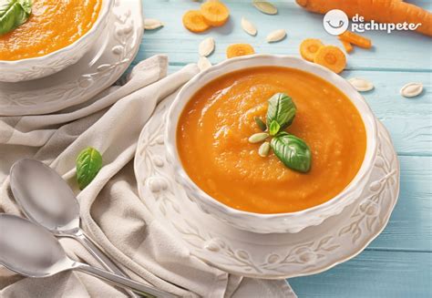 Imagen de alimentos suaves y fáciles de digerir como pescado blanco y puré de zanahoria.