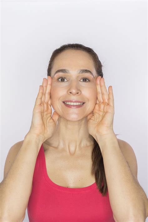 Mujer realizando ejercicios faciales para tonificar el cuello.