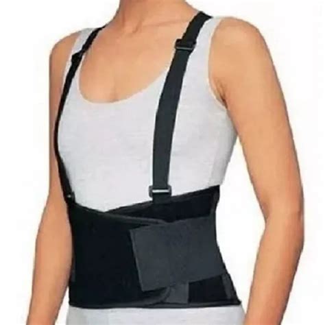 Diseñadora trabajando en el boceto de una faja con detalles anatómicos y de materiales.