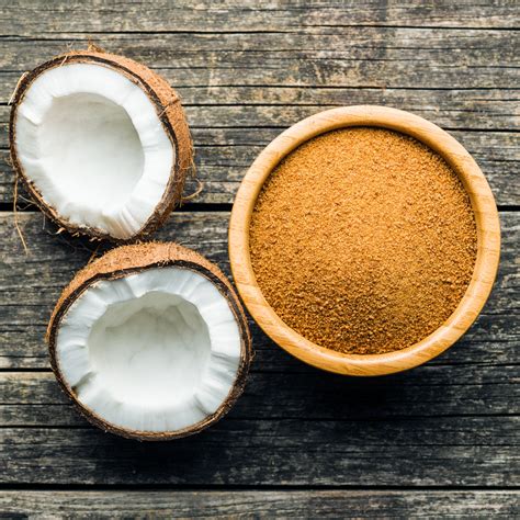 Una imagen de un frasco de azúcar de coco junto a coco fresco rallado.