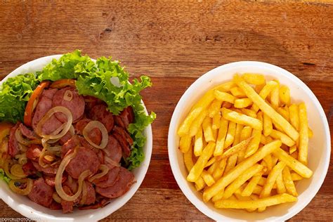 Ilustração comparando porções de batatas fritas e cenouras baby.