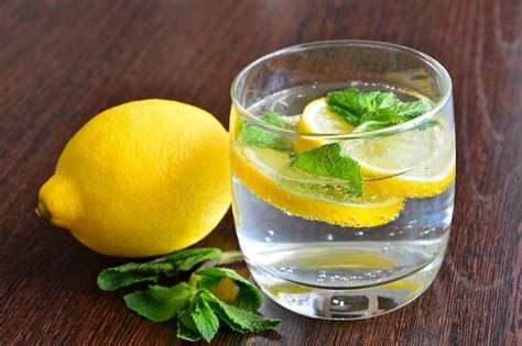 Una jarra de agua con rodajas de limón y menta.