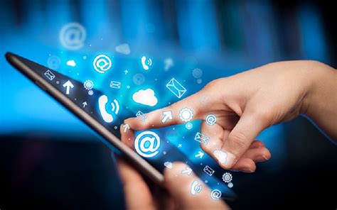 Una persona utilizando una aplicación móvil para seguir su ingesta de agua.