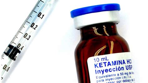 Ilustración de diferentes formas de presentación de la ketamina: líquido, polvo, comprimidos y cápsulas.