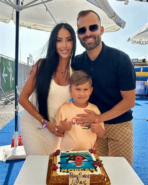 imagen de Aurah Ruiz disfrutando de un banquete tras Supervivientes