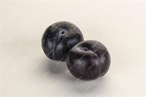 Fotografía de ciruelas negras frescas con su piel morado-oscura