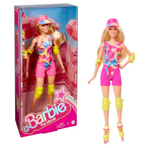 Muñeca Barbie con conjunto deportivo de los años 90, leggings rosas y calentadores, sentada frente a un espejo.