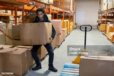 imagen de un trabajador levantando una caja con una faja lumbar