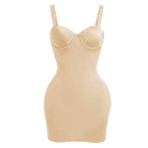 Mujer vistiendo un body moldeador bajo un vestido ajustado, mostrando una silueta lisa.