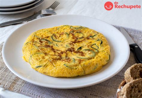 Ilustración de un plato de tortilla de calabacín con una guarnición de ensalada verde.