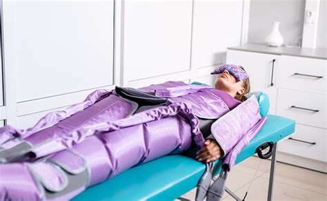 imagen de una persona con un traje de presoterapia