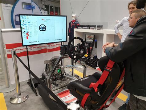 Imagen de un simulador de conducción profesional con los controles de un coche.