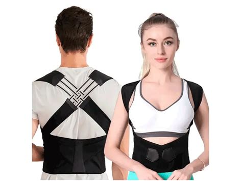 Hombre realizando ejercicio con una faja correctora de postura
