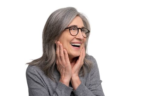 Mujer mayor sonriendo y vistiendo una prenda moldeadora discreta bajo su ropa