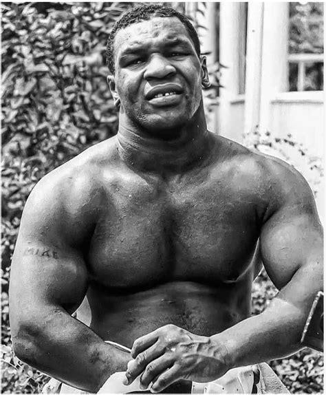 Fotografía de Mike Tyson en sus inicios, mostrando su complexión atlética y musculada.