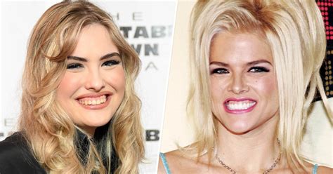 Fotografía de Anna Nicole Smith en su juventud, sonriente y con su característico estilo rubio y curvilíneo.