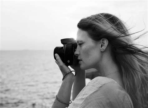 Una de las icónicas fotografías en blanco y negro de Anna Nicole Smith para la campaña publicitaria de Guess?.