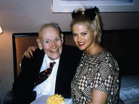 Una fotografía de Anna Nicole Smith durante una aparición pública, mostrando signos de su lucha con el peso y la salud.