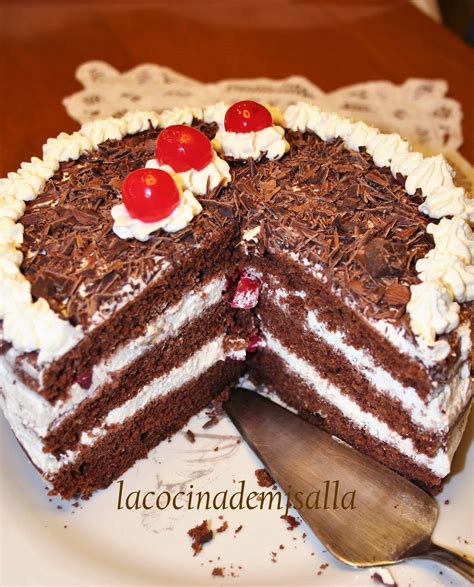 Ingredientes frescos para la Tarta Selva Negra: cerezas, nata, chocolate y bizcocho.