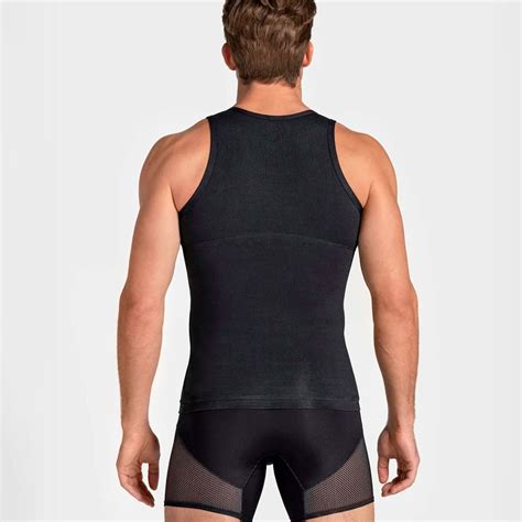 Ilustración de un hombre usando una camiseta reductora de efecto sauna durante un entrenamiento.