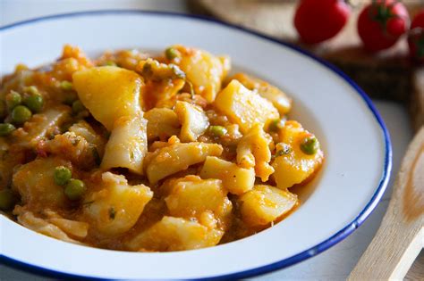 Fotografía de un plato de sepia estofada con patata y verduras.