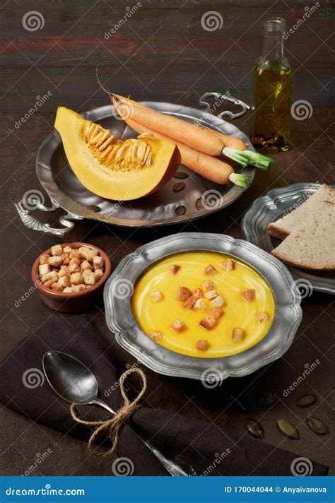 Imagen de una crema de pepino servida en un bol, decorada con hierbas frescas y un chorrito de aceite de oliva.