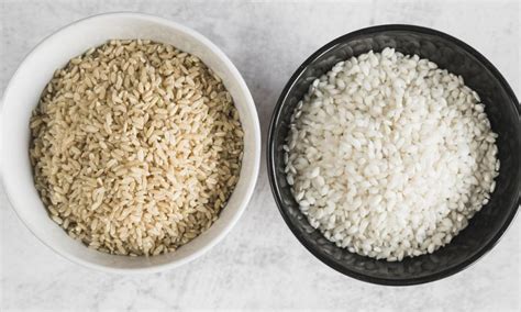 comparativa visual de granos de arroz blanco y arroz integral