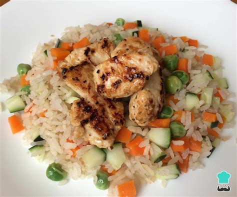 tabla nutricional simplificada para una porción de arroz con pollo y verduras