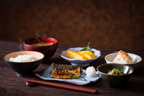 Composición de platos típicos de la dieta Washoku japonesa, destacando la variedad y el tamaño de las porciones.