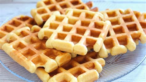 Imagen de un gofre recién hecho con dulce de leche y helado de vainilla.