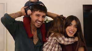 Foto de Violeta Mangriñán con su pareja Fabio Colloricchio y sus hijas