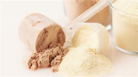 Esquema que muestra cómo añadir ingredientes adicionales (proteína en polvo, frutas, verduras) al batido Fórmula 1 para potenciar sus beneficios.