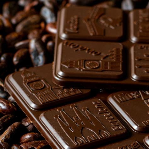 Comparativa visual: Textura y apariencia de tabletas de chocolate 85% de cacao de alta y baja calidad