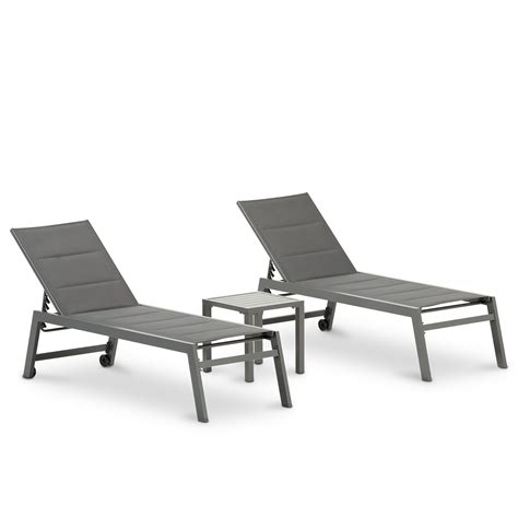 Conjunto de tumbonas Keter junto a una piscina