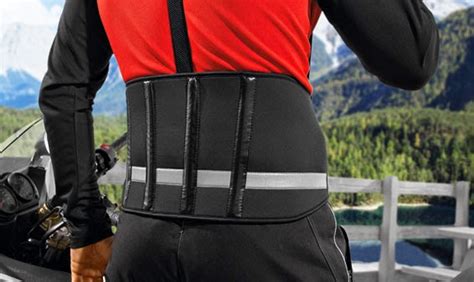 Ilustración de un motorista con una faja lumbar, destacando la zona de soporte.