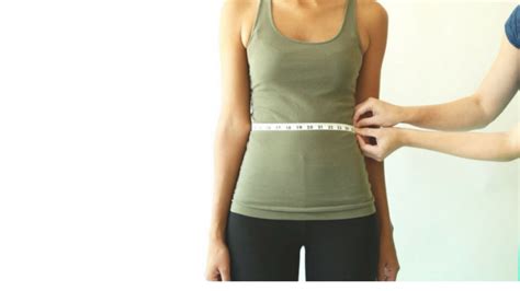 Infografía mostrando cómo medir la cintura para elegir la talla correcta de una faja lumbar.