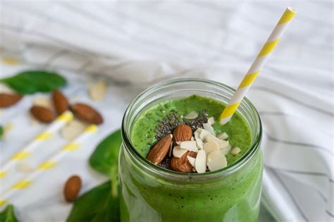 collage de imágenes: espinacas, almendras, semillas de chía