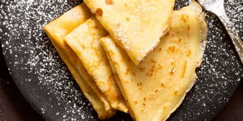 Imagen de filloas gallegas dobladas con queso y membrillo, y otras enrolladas con miel.
