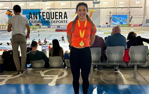 Andrea Ruiz Heras posando con su medalla de campeona de España, mostrando su físico trabajado y su trofeo.